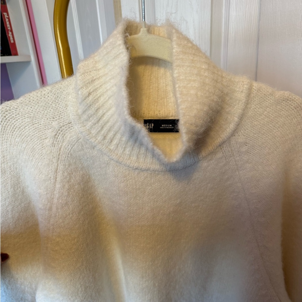 Gap Women’s Fuzzy Oversized Slouchy Turtleneck Sweater Cream Size Medium NWOT - Picture 5 of 6